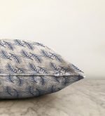 Kot Zeminde Yaprak Motifli Özel Tasarım Raşel Kadife Kırlent Kılıfı Realhomes