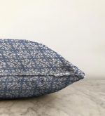 - Sonil-K-5411-Gorsel3 - Realhomes Realhomes Lacivert Kot Zemin Üzerinde Dijital Baskılı Raşel Kadife Kırlent Kılıfı Realhomes