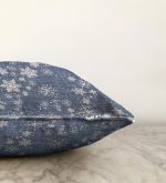 - Sonil-K-5412-Gorsel3 - Realhomes  Kot Zemin Üzerinde Kar Tanesi Dijital Baskılı Özel Tasarım Raşel Kadife Yastık Kılıfı Realhomes