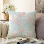 - Sonil-K-5415-Gorsel1 - Realhomes  Gökyüzü Zemin Üzerinde Beyaz Ve Pembe Yaprak Tasarımlı Raşel Kadife Kırlent Kılıfı Realhomes