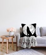 Siyah Zemin Üzerinde Kurt Desenli Raşel Kadife Kırlent Kılıfı Realhomes