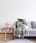 - Sonil-K-5429-Gorsel2 - Realhomes  Beyaz Zemin Üzerinde Kartal JK Motifli Raşel Kadife Kırlent Kılıfı Realhomes