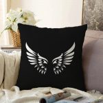 - Sonil-K-5440-Gorsel1 - Realhomes  Siyah Zemin İçinde Görünen Beyaz Kanatlar Dekoratif Raşel Kadife Kırlent Kılıfı Realhomes