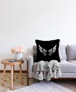 - Sonil-K-5440-Gorsel2 - Realhomes  Siyah Zemin İçinde Görünen Beyaz Kanatlar Dekoratif Raşel Kadife Kırlent Kılıfı Realhomes