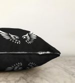 - Sonil-K-5440-Gorsel3 - Realhomes  Siyah Zemin İçinde Görünen Beyaz Kanatlar Dekoratif Raşel Kadife Kırlent Kılıfı Realhomes