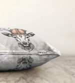 Beyaz Zeminde Alageyik Motifli Modern Raşel Kadife Kırlent Kılıfı Realhomes