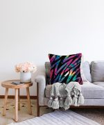 - Sonil-K-5525-Gorsel2 - Realhomes  Siyah Zemin Üzerinde Neon Zigzag Desenli Dekoratif Raşel Kadife Kırlent Kılıfı Realhomes