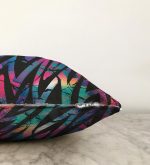 - Sonil-K-5525-Gorsel3 - Realhomes  Siyah Zemin Üzerinde Neon Zigzag Desenli Dekoratif Raşel Kadife Kırlent Kılıfı Realhomes