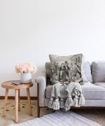 Siyah Beyaz Zeminde Kral Ve Kraliçe Motifli Dekoratif Raşel Kadife Kırlent Kılıfı Realhomes