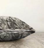 Siyah Beyaz Zeminde Kral Ve Kraliçe Motifli Dekoratif Raşel Kadife Kırlent Kılıfı Realhomes