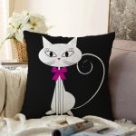 - Sonil-K-5608-Gorsel1 - Realhomes Siyah Zeminde Sevimli Beyaz Kedicik Özel Tasarımlı Raşel Kadife Yastık Kılıfı Realhomes