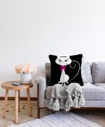 - Sonil-K-5608-Gorsel2 - Realhomes Siyah Zeminde Sevimli Beyaz Kedicik Özel Tasarımlı Raşel Kadife Yastık Kılıfı Realhomes