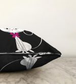 - Sonil-K-5608-Gorsel3 - Realhomes Siyah Zeminde Sevimli Beyaz Kedicik Özel Tasarımlı Raşel Kadife Yastık Kılıfı Realhomes