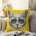 - Sonil-K-5627-Gorsel1 - Realhomes Gözlüklü Kedi Desenli Dijital Baskılı Modern Raşel Kadife Yastık Kırlent Kılıfı Realhomes