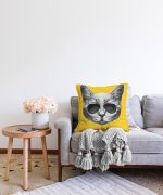 - Sonil-K-5627-Gorsel2 - Realhomes Gözlüklü Kedi Desenli Dijital Baskılı Modern Raşel Kadife Yastık Kırlent Kılıfı Realhomes