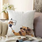 Selfie Çekinen Köpekli Kedi Modern Raşel Kadife Yastık Kırlent Kılıfı Realhomes
