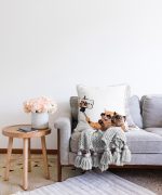Selfie Çekinen Köpekli Kedi Modern Raşel Kadife Yastık Kırlent Kılıfı Realhomes