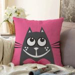 Çizgi Film Karakterli Pembe Zeminde Kedi Modern Raşel Kadife Kırlent Kılıfı Realhomes