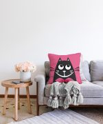 Çizgi Film Karakterli Pembe Zeminde Kedi Modern Raşel Kadife Kırlent Kılıfı Realhomes