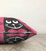 Çizgi Film Karakterli Pembe Zeminde Kedi Modern Raşel Kadife Kırlent Kılıfı Realhomes