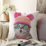 Şapkalı Mavi Gözlü Sevimli Kedi Dijital Baskılı Raşel Kadife Kırlent Kılıfı Realhomes