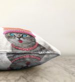 Şapkalı Mavi Gözlü Sevimli Kedi Dijital Baskılı Raşel Kadife Kırlent Kılıfı Realhomes