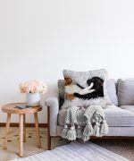- Sonil-K-5656-Gorsel2 - Realhomes Köpek ve Kedili Dijital Baskılı Modern Raşel Kadife Yastık Kırlent Kılıfı Realhomes