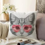 - Sonil-K-5672-Gorsel1 - Realhomes  Pembe Gözlüklü Dijital Baskılı Modern Raşel Kadife Yastık Kırlent Kılıfı Realhomes