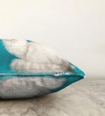 - Sonil-K-5678-Gorsel3 - Realhomes Mavi Zeminde Beyaz Kedi Desenli Modern Raşel Kadife Yastık Kırlent Kılıfı Realhomes