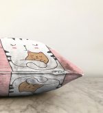 - Sonil-K-5683-Gorsel3 - Realhomes Yavrusuna Sarılmış Kedi Motifli Modern Raşel Kadife Yastık Kırlent Kılıfı Realhomes