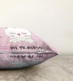 - Sonil-K-5687-Gorsel3 - Realhomes My Princess Pembe Çizgiler Üzerinde Taçlı Kedicik Raşel Kadife Yastık Kılıfı Realhomes