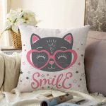 Kalpli Gözlüklü Smile Kedicik Dijital Baskılı Raşel Kadife Kırlent Kılıfı Realhomes