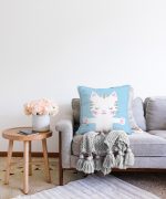 Mavi Zeminde My Love Yazılı Sevimli Kedicik Desenli Dekoratif Raşel Kadife Kırlent Kılıfı Realhomes