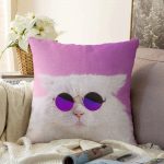 - Sonil-K-5699-Gorsel1 - Realhomes Gözlüklü Kedi Desenli Dijital Baskılı Modern Raşel Kadife Yastık Kırlent Kılıfı Realhomes