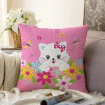 - Sonil-K-5704-Gorsel1 - Realhomes Çiçeklerin İçindeki Sevimli Kedi Desenli Modern Raşel Kadife Yastık Kırlent Kılıfı Realhomes