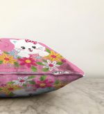 - Sonil-K-5704-Gorsel3 - Realhomes Çiçeklerin İçindeki Sevimli Kedi Desenli Modern Raşel Kadife Yastık Kırlent Kılıfı Realhomes