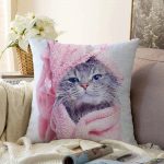 Havluyla Sarılmış Kedicik Desenli Modern Raşel Kadife Yastık Kırlent Kılıfı Realhomes