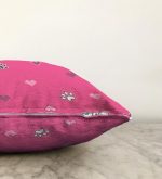 - Sonil-K-5717-Gorsel3 - Realhomes  Pembe Zeminli Kalp ve Pati İzleri Modern Raşel Kadife Yastık Kırlent Kılıfı Realhomes