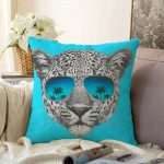 - Sonil-K-5738-Gorsel1 - Realhomes Mavi Zeminli Gözlüklü Cool Leopar Desenli Modern Raşel Kadife Yastık Kılıfı Realhomes