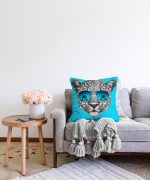 - Sonil-K-5738-Gorsel2 - Realhomes Mavi Zeminli Gözlüklü Cool Leopar Desenli Modern Raşel Kadife Yastık Kılıfı Realhomes