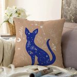 - Sonil-K-5748-Gorsel1 - Realhomes Haki Zeminli Mavi Kedi Desenli Özel Tasarım Raşel Kadife Yastık Kılıfı Realhomes