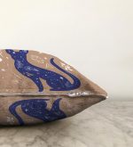 - Sonil-K-5748-Gorsel3 - Realhomes Haki Zeminli Mavi Kedi Desenli Özel Tasarım Raşel Kadife Yastık Kılıfı Realhomes