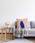 - Sonil-K-5749-Gorsel2 - Realhomes  Bej Pembe Zeminde Mavi Baykuş Motifli Dekoratif Raşel Kadife Kırlent Kılıfı Realhomes