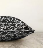 - Sonil-K-5766-Gorsel3 - Realhomes Beyaz Zeminde Anlamsız Çizgiler Desenli Raşel Kadife Yastık Kılıfı Realhomes