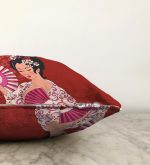 Kırmızı Zeminli Pembe Yelpazeli Japon Kız Dijital Baskılı Dekoratif Raşel Kadife Yastık Kılıfı Realhomes