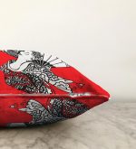 - Sonil-K-5804-Gorsel3 - Realhomes  Kırmızı Zeminde Gri Japon Kız Motifli Raşel Kadife Yastık Kılıfı Realhomes