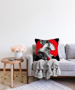 Siyah ve Kırmızı Zeminde Gri Japon Kız Motifli Raşel Kadife Yastık Kılıfı Realhomes