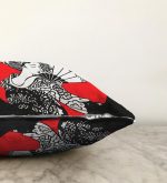 Siyah ve Kırmızı Zeminde Gri Japon Kız Motifli Raşel Kadife Yastık Kılıfı Realhomes