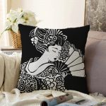 - Sonil-K-5805-Gorsel1 - Realhomes  Siyah Zeminde Gri Japon Kız Motifli Dekoratif Raşel Kadife Kırlent Kılıfı Realhomes