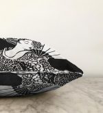 - Sonil-K-5805-Gorsel3 - Realhomes  Siyah Zeminde Gri Japon Kız Motifli Dekoratif Raşel Kadife Kırlent Kılıfı Realhomes